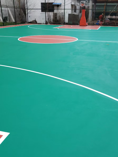 江北 球场长期使用易出现地面开裂